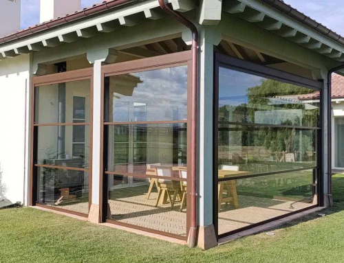 Cerramiento con guillotinas motorizadas V 150 montadas en chalet particular.
